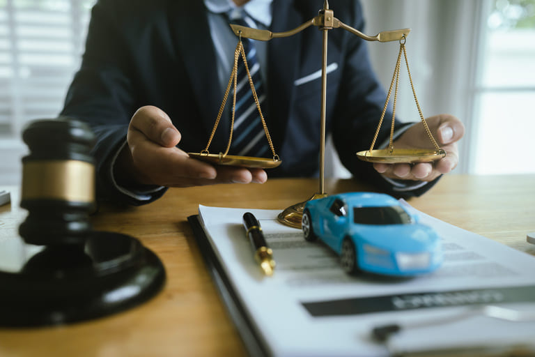 物損事故で弁護士に依頼する4つのメリット