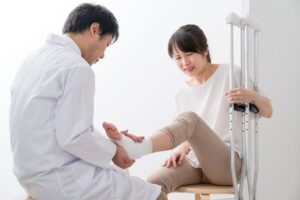 交通事故の通院交通費は慰謝料に含まれる？請求できる費用と計算方法