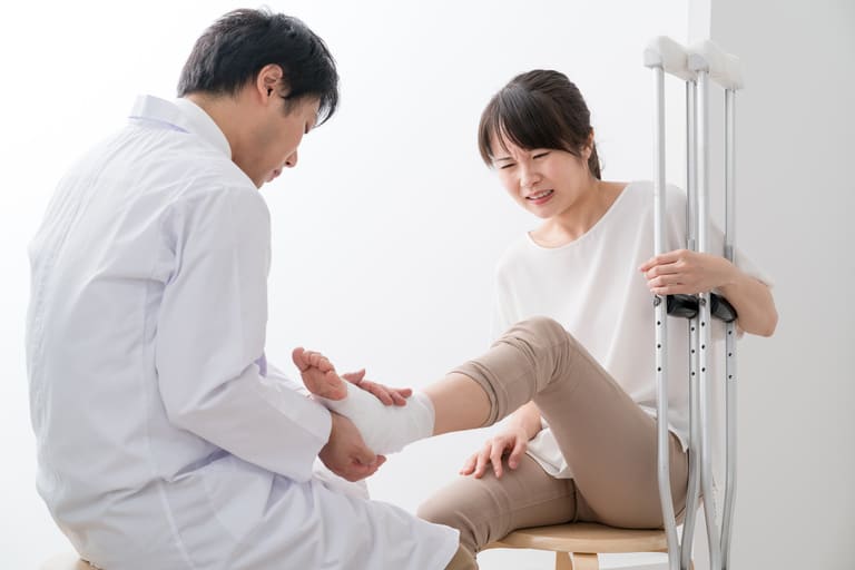 交通事故の通院交通費は慰謝料に含まれる？請求できる費用と計算方法