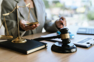 交通事故で弁護士からの連絡頻度はどれくらい？依頼後の流れを解説