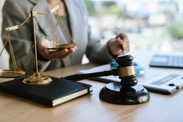 交通事故で弁護士からの連絡頻度はどれくらい？依頼後の流れを解説